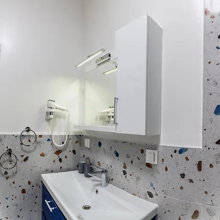 Apartment With Free Parking *